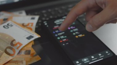 Akıllı para yönetimi. Bütçeyi izlemek için teknolojiyi kullanmak. Hesaplarını yapmak için cep telefonu kullanan biri. Eğlence kategorisine yeni harcamalar ekleniyor