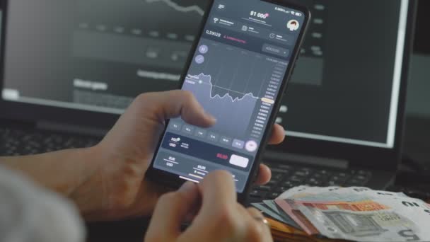 在手机屏幕上分析金融市场和汇率 图表显示价格指数的增长和下降 投资概念 — 图库视频影像