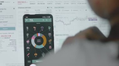 Akıllı para yönetimi. Bütçeyi izlemek için teknolojiyi kullanmak. Hesaplarını yapmak için cep telefonu kullanan biri. Nakliye kategorisine yeni harcamalar ekleniyor