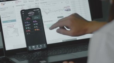 Akıllı para yönetimi. Bütçeyi izlemek için teknolojiyi kullanmak. Hesaplarını yapmak için cep telefonu kullanan biri. Kafe kategorisine yeni harcamalar ekleniyor