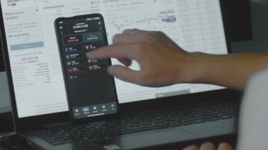 Akıllı para yönetimi. Bütçeyi izlemek için teknolojiyi kullanmak. Hesaplarını yapmak için cep telefonu kullanan biri. Gıda kategorisine yeni harcamalar ekleniyor