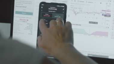 Akıllı para yönetimi. Bütçeyi izlemek için teknolojiyi kullanmak. Hesaplarını yapmak için cep telefonu kullanan biri. Gıda kategorisine yeni harcamalar ekleniyor