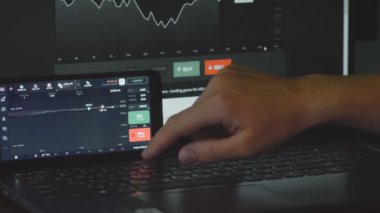 Cep telefonu ekranı ve bilgisayarda finansal piyasa ve döviz kuru analiz ediliyor. Histogram büyüme ve fiyat endeksinde azalma gösteriyor. Yatırım kavramı