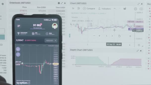 Die Analyse Des Finanzmarktes Und Des Wechselkurses Auf Dem Handy — Stockvideo
