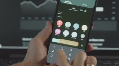 Akıllı para yönetimi. Bütçeyi izlemek için teknolojiyi kullanmak. Hesaplarını yapmak için cep telefonu kullanan biri. Ev kategorisine yeni harcamalar ekleniyor