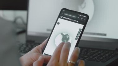 Dünya gezegeni ile küresel siber saldırı cep telefonu ve bilgisayar ekranında uzaydan görülüyor. İnternet ağı iletişimi siber saldırı altında. Çevrimiçi dünya çapında virüs yayılımı