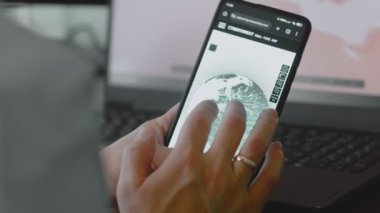 Dünya gezegeni ile küresel siber saldırı cep telefonu ve bilgisayar ekranında uzaydan görülüyor. İnternet ağı iletişimi siber saldırı altında. Çevrimiçi dünya çapında virüs yayılımı
