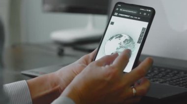 Dünya gezegeni ile küresel siber saldırı cep telefonu ve bilgisayar ekranında uzaydan görülüyor. İnternet ağı iletişimi siber saldırı altında. Çevrimiçi dünya çapında virüs yayılımı