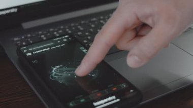 Dünya gezegeniyle küresel siber saldırı cep telefonu ekranında uzaydan görülüyor. İnternet ağı iletişimi siber saldırı altında. Çevrimiçi dünya çapında virüs yayılımı