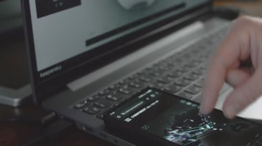 Dünya gezegeniyle küresel siber saldırı cep telefonu ekranında uzaydan görülüyor. İnternet ağı iletişimi siber saldırı altında. Çevrimiçi dünya çapında virüs yayılımı