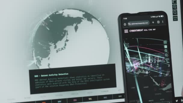 通过手机和电脑屏幕从太空看到地球的全球网络攻击 网络通信受到网络攻击 病毒在世界范围内的网上传播 — 图库视频影像