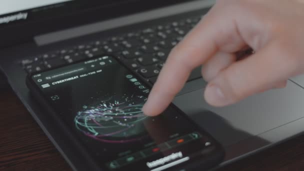 Dünya Gezegeniyle Küresel Siber Saldırı Cep Telefonu Ekranında Uzaydan Görülüyor — Stok video