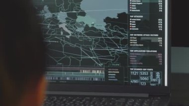 Bilgisayar ekranında dünya haritası olan küresel siber saldırı. İnternet ağı iletişimi siber saldırı altında. Çevrimiçi virüs yayılımı istatistikleri