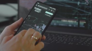 Cep telefonu ve bilgisayar ekranında dünya haritası olan küresel siber saldırı, Avrupa. İnternet ağı iletişimi siber saldırı altında. Çevrimiçi dünya çapında virüs yayılımı