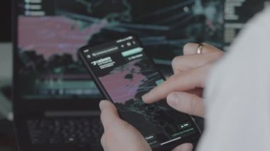 Cep telefonu ve bilgisayar ekranında dünya haritasıyla küresel siber saldırı. İnternet ağı iletişimi siber saldırı altında. Çevrimiçi dünya çapında virüs yayılımı