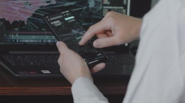 Cep telefonu ve bilgisayar ekranında dünya haritası olan küresel siber saldırı, Avrupa. İnternet ağı iletişimi siber saldırı altında. Çevrimiçi dünya çapında virüs yayılımı