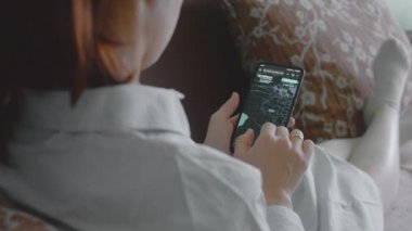 Dünya haritasıyla küresel siber saldırı, cep telefonu ekranında Asya. İnternet ağı iletişimi siber saldırı altında. Çevrimiçi virüs yayılımı istatistikleri