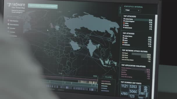 全球网络攻击与世界地图在电脑屏幕上 网络通信受到网络攻击 全球网上传播病毒的统计数字 — 图库视频影像