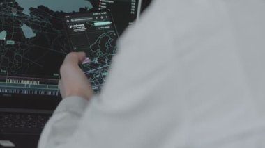 Dünya haritasıyla küresel siber saldırı, Avrupa cep telefonu ve bilgisayar ekranında. İnternet ağı iletişimi siber saldırı altında. Çevrimiçi virüs yayılımı istatistikleri