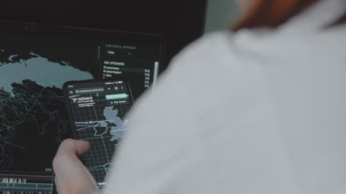 Cep telefonu ve bilgisayar ekranında dünya haritası olan küresel siber saldırı. İnternet ağı iletişimi siber saldırı altında. Çevrimiçi virüs yayılımı istatistikleri