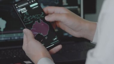 Dünya haritasıyla küresel siber saldırı, cep telefonu ve bilgisayar ekranında Avustralya. İnternet ağı iletişimi siber saldırı altında. Çevrimiçi virüs yayılımı istatistikleri.