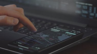 Dünya haritasıyla küresel siber saldırı, Avrupa ve ABD cep telefonu ekranında. İnternet ağı iletişimi siber saldırı altında. Çevrimiçi virüs yayılımı istatistikleri