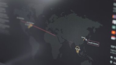 Bilgisayar ekranında dünya haritası olan küresel siber saldırı. İnternet ağı iletişimi siber saldırı altında. Dünya çapında virüs yayılımı çevrimiçi. Çin saldırısı eğilimi