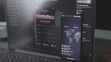 Cep telefonu ve bilgisayar ekranında dünya haritası olan küresel siber saldırı. İnternet ağı iletişimi siber saldırı altında. Dünya çapında virüs yayılımı çevrimiçi. Rusya ve Hindistan saldırı eğilimi