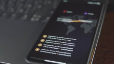 Cep telefonu ekranında dünya haritası olan küresel siber saldırı. İnternet ağı iletişimi siber saldırı altında. Dünya çapında virüs yayılımı çevrimiçi. Yakın çekim.