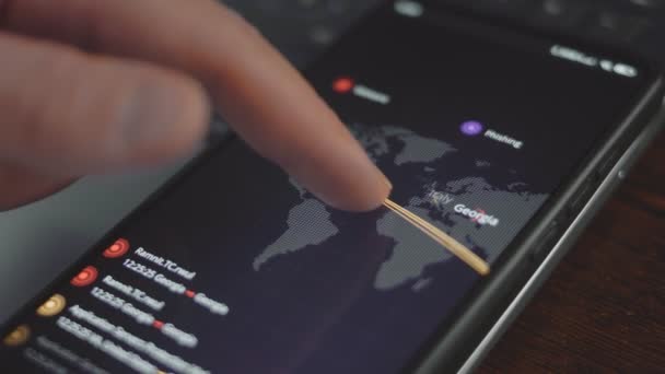 Globale Cyber Attacke Mit Weltkarte Auf Dem Handy Bildschirm Internet — Stockvideo
