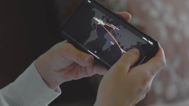 Mondiale Cyberaanval Met Wereldkaart Mobiele Telefoon Scherm Internetnetwerkcommunicatie Onder Cyberaanval — Stockvideo