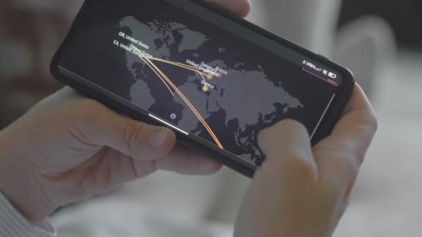 Глобальная Кибератака Картой Мира Экране Мобильного Телефона Интернет Связь Кибератакой — стоковое видео
