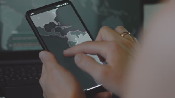 Kuzey Güney Amerika Daki Cep Telefonu Ekranında Dünya Haritasıyla Küresel — Stok video