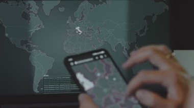 Cep telefonu ve bilgisayar ekranında dünya haritası olan küresel siber saldırı, Avrupa. İnternet ağı iletişimi siber saldırı altında. Dünya çapında virüs yayılımı çevrimiçi. Yakın çekim.