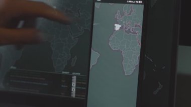 Cep telefonu ve bilgisayar ekranında dünya haritası olan küresel siber saldırı, Avrupa. İnternet ağı iletişimi siber saldırı altında. Dünya çapında virüs yayılımı çevrimiçi. Yakın çekim.