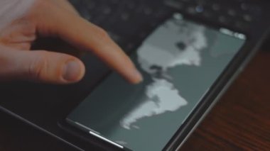 Kuzey ve Güney Amerika 'daki cep telefonu ekranında dünya haritasıyla küresel siber saldırı. İnternet ağı iletişimi siber saldırı altında. Dünya çapında virüs yayılımı çevrimiçi. Yakın çekim.
