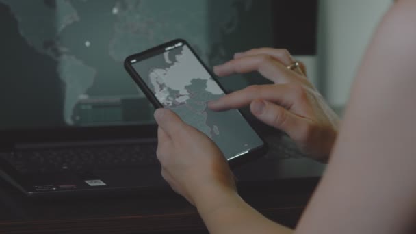 Глобальная Кибератака Картой Мира Экране Мобильного Телефона Европа Интернет Связь — стоковое видео