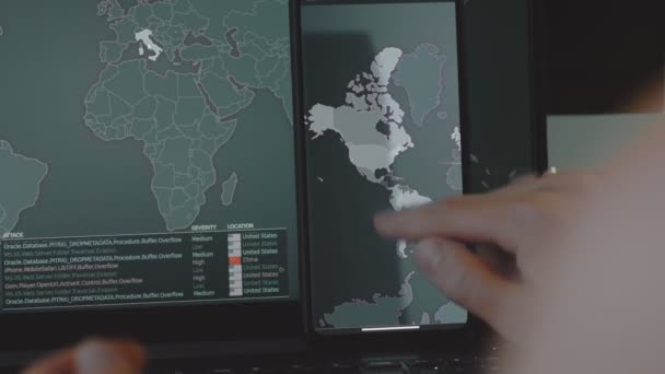 Cyber Attacco Globale Con Mappa Del Mondo Cellulare Schermo Del — Video Stock
