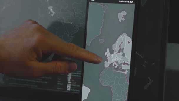 Serangan Dunia Maya Dengan Peta Dunia Pada Ponsel Dan Layar — Stok Video