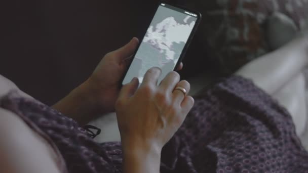 Küresel Siber Saldırı Kadın Cep Telefonu Ekranında Dünya Haritasına Bakıyor — Stok video