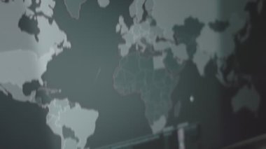 Bilgisayar ekranında dünya haritası olan küresel siber saldırı. İnternet ağı iletişimi siber saldırı altında. Saldırıların listesi. Dünya çapında virüs yayılımı çevrimiçi. - Yakın çekim. Panik hali