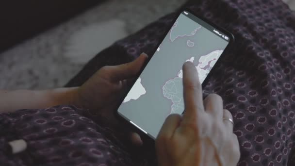 Глобальная Кибератака Женщина Смотрит Карту Мира Экране Мобильного Телефона Индия — стоковое видео