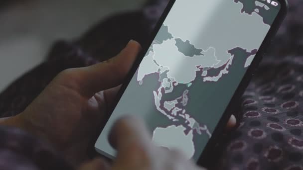 Globalny Cyberatak Kobieta Patrząca Mapę Świata Ekranie Telefonu Komórkowego Azji — Wideo stockowe
