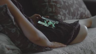 Küresel siber saldırı. Cep telefonu ekranında dünya haritasını analiz eden kadın. İnternet ağı iletişimi siber saldırı altında. Dünya çapında virüs yayılımı çevrimiçi. Yakın çekim.