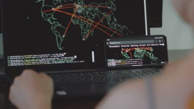 Cep telefonu ve bilgisayar ekranında dünya haritası olan küresel siber saldırı. İnternet ağı iletişimi siber saldırı altında. Çevrimiçi dünya çapında virüs yayılımı
