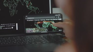 Cep telefonu ve bilgisayar ekranında dünya haritası olan küresel siber saldırı. İnternet ağı iletişimi siber saldırı altında. Çevrimiçi dünya çapında virüs yayılımı