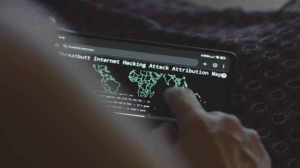 携帯電話画面上の世界地図による世界的なサイバー攻撃 サイバー攻撃の下でのネットワーク通信 オンラインでウイルスの世界的な伝播 クローズアップ — ストック動画