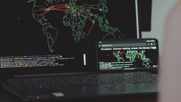 手机和电脑屏幕上有世界地图的全球网络攻击 网络通信受到网络攻击 病毒在世界范围内的网上传播 — 图库视频影像
