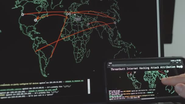 携帯電話とコンピュータの画面上の世界地図による世界的なサイバー攻撃 サイバー攻撃の下でのネットワーク通信 オンラインでウイルスの世界的な伝播 — ストック動画
