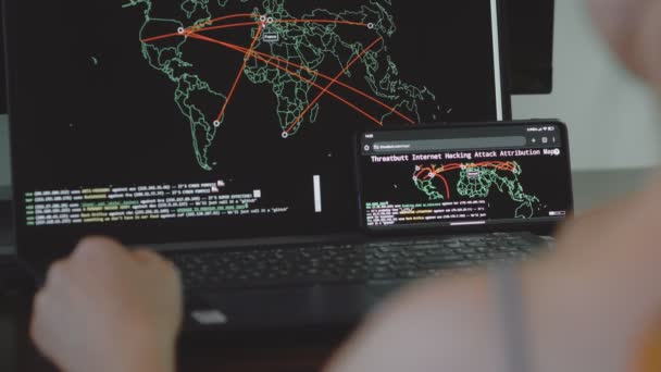 Cep Telefonu Bilgisayar Ekranında Dünya Haritası Olan Küresel Siber Saldırı — Stok video